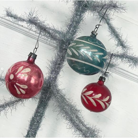 Vintage Hand-Painted Glass Ball Ornament Red Blue Pink Set of 3 - Picture 5 of 8